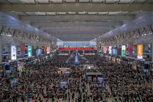 稳居春运高铁机场黄金C位，四季沐歌空气能温暖回家路_空气能热泵供暖技术成熟吗