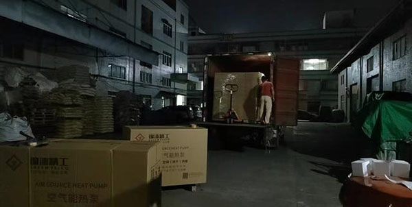 空气能热泵为何会比商用电锅炉更节能，更省电费?_空气能暖气片安装图片