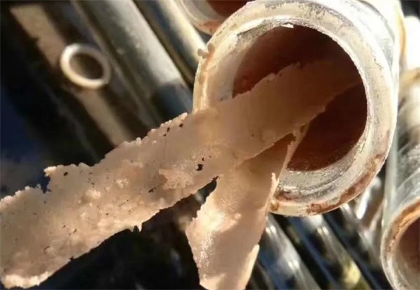 空气能热水器水垢的形成与高效清除方法_空气能接水管图