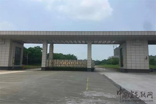 空气源热泵热水系统工程（空气热源型热泵热水器）_空气能热泵供暖安装方法视频