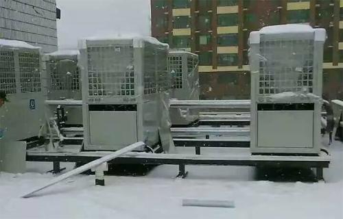 空气能外机结冰怎么解决_空气能连接暖气片的视频
